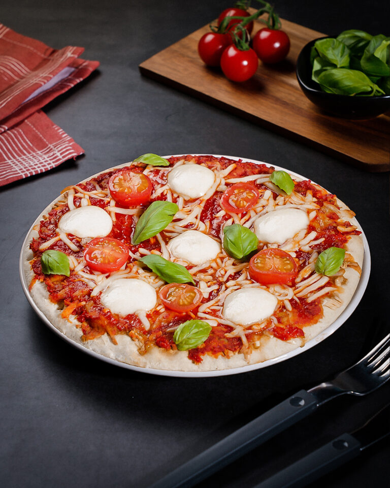 Fotografia de pizza em fundo preto