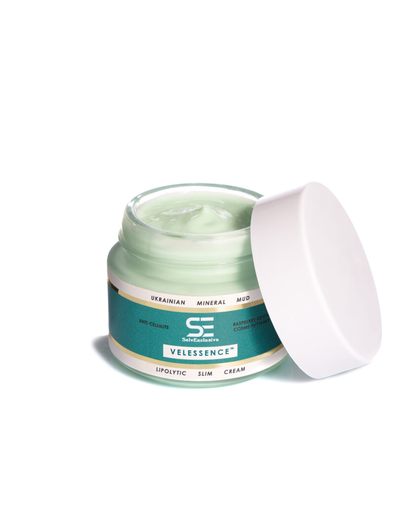 Fotografia de frasco de creme em fundo branco