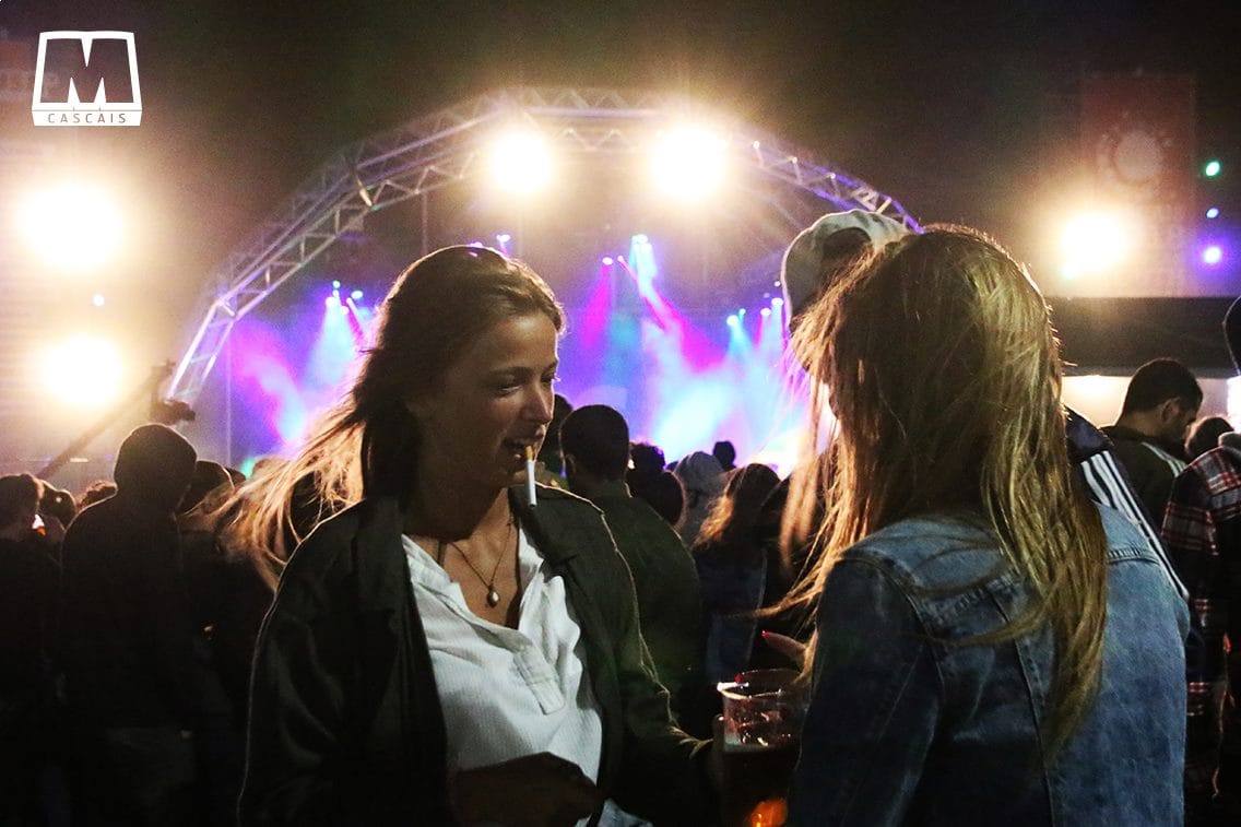 Fotografia de ambiente e luzes durante espetáculo no Festival Musa