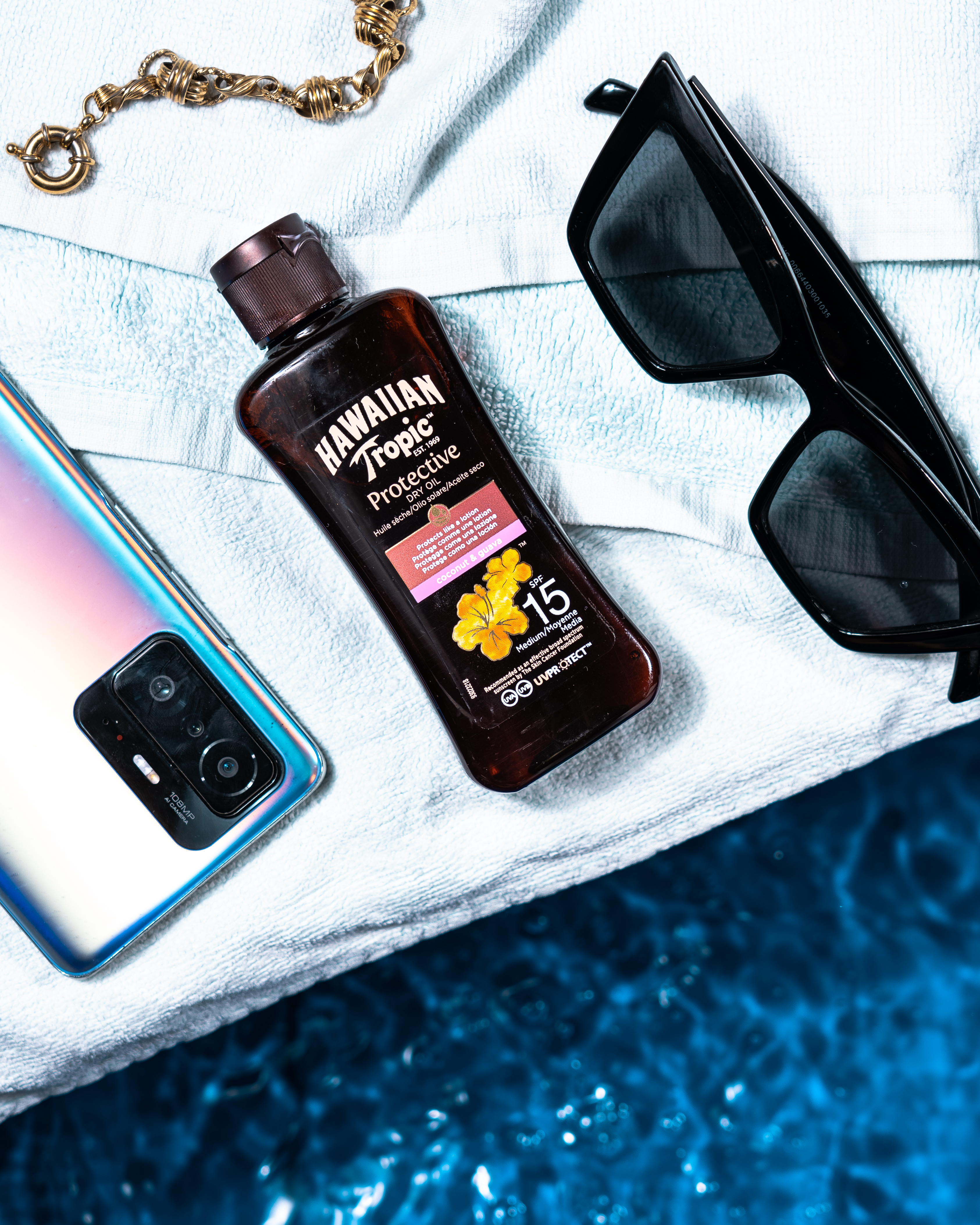 Composição criativa bronzeador na piscina