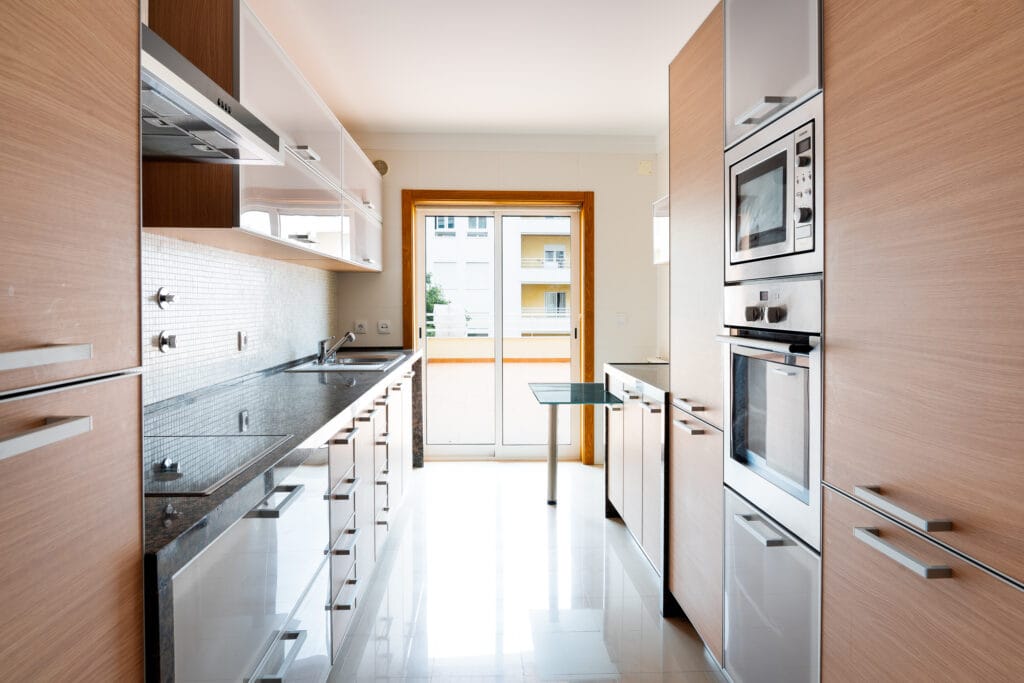 Imagem de cozinha moderna em ambiente residencial
