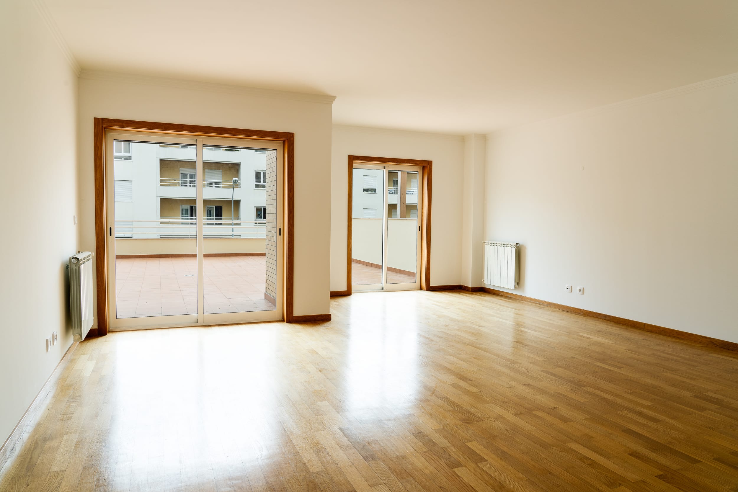 Fotografia imobiliária de sala ampla com luz natural