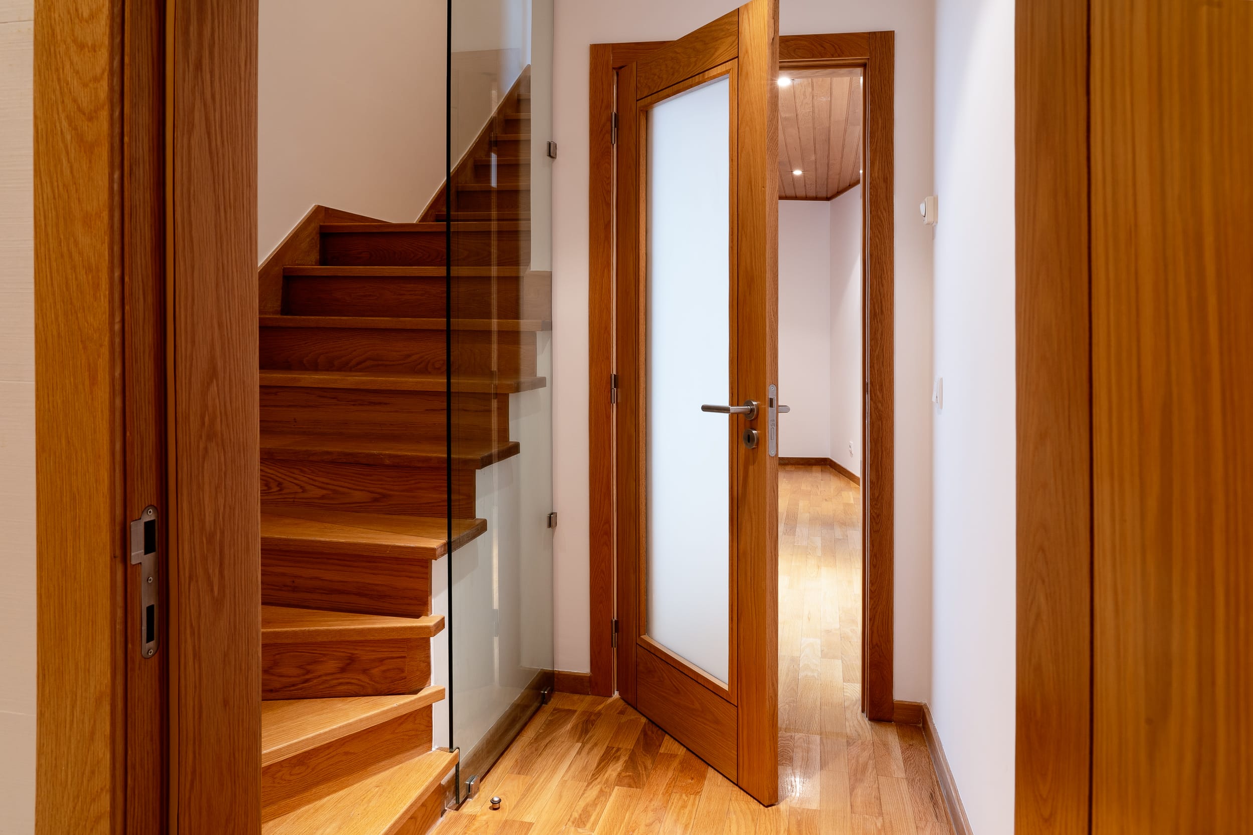 Fotografia de corredor para apresentação imobiliária