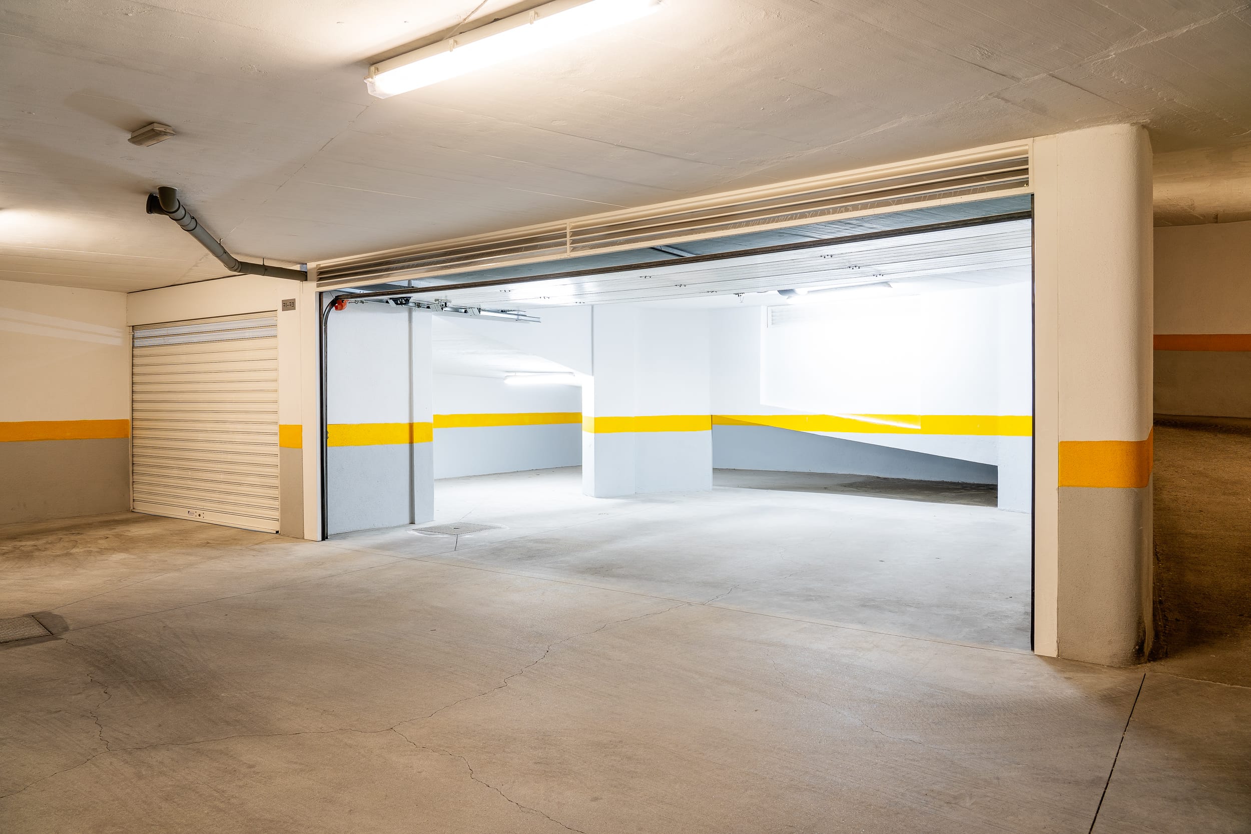 Fotografia de garagem para apresentação imobiliária