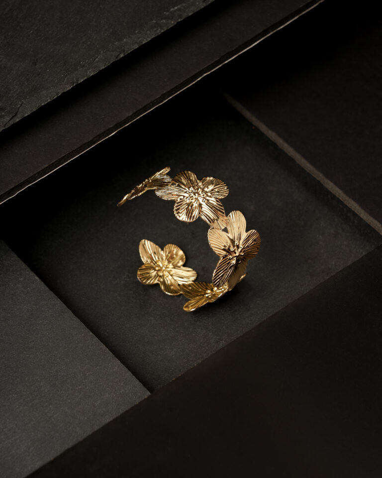 Fotografia de pulseira em fundo composto
