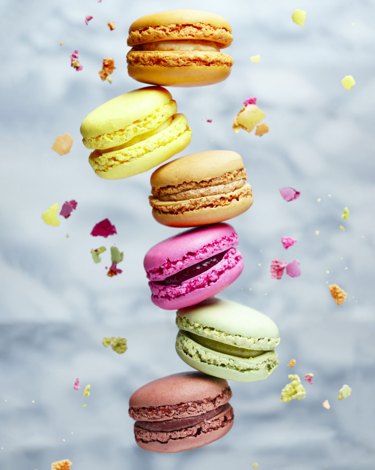 Fotografia de macarons coloridos em fundo neutro