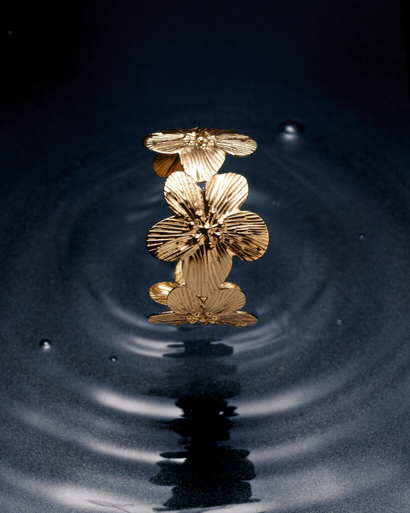 Fotografia de pulseira em fundo escuro