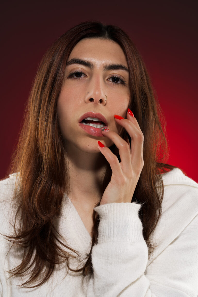 Sessão editorial com modelo fundo vermelho