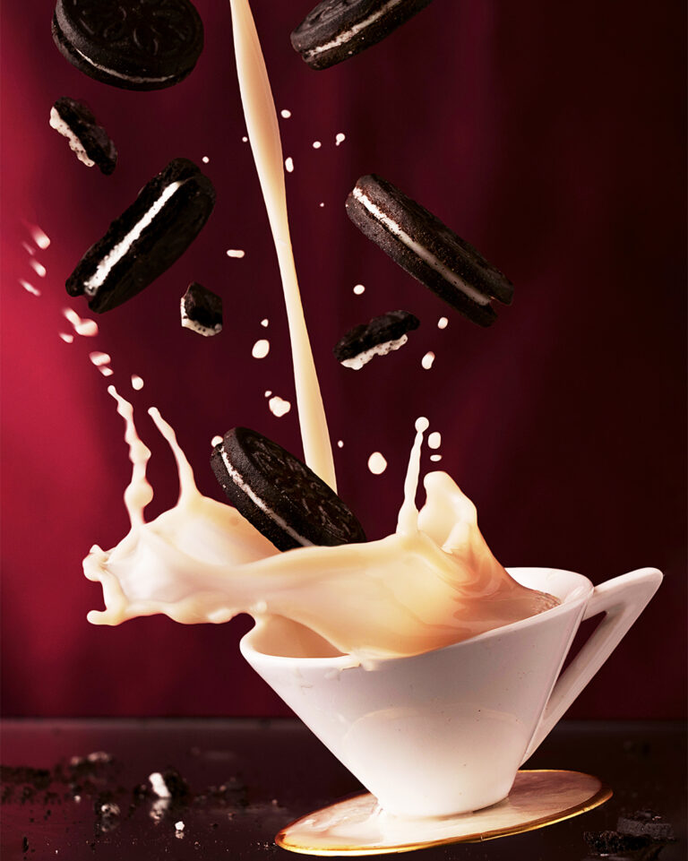 Fotografia de splash de café com bolachas