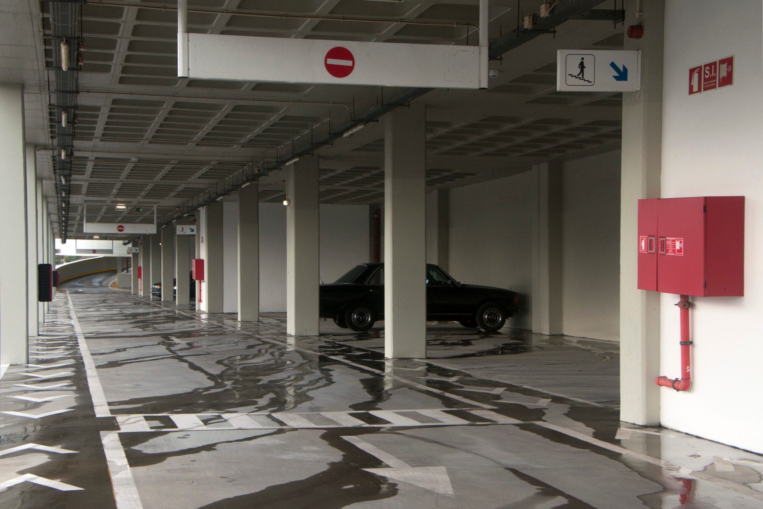 Fotografia de corredor de estacionamento com perspetiva geométrica