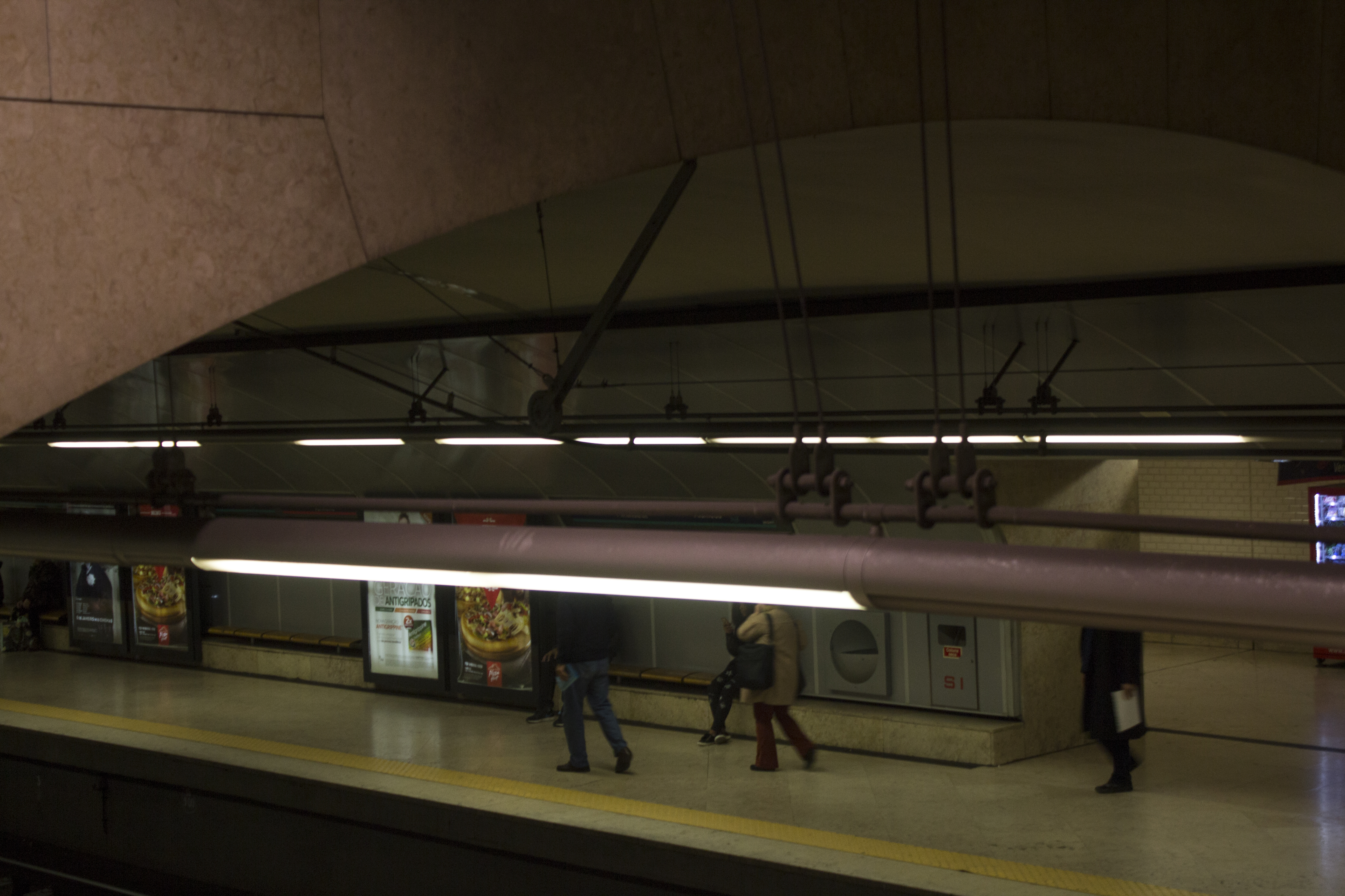Imagem documental de arquitetura interior do Metro de Lisboa