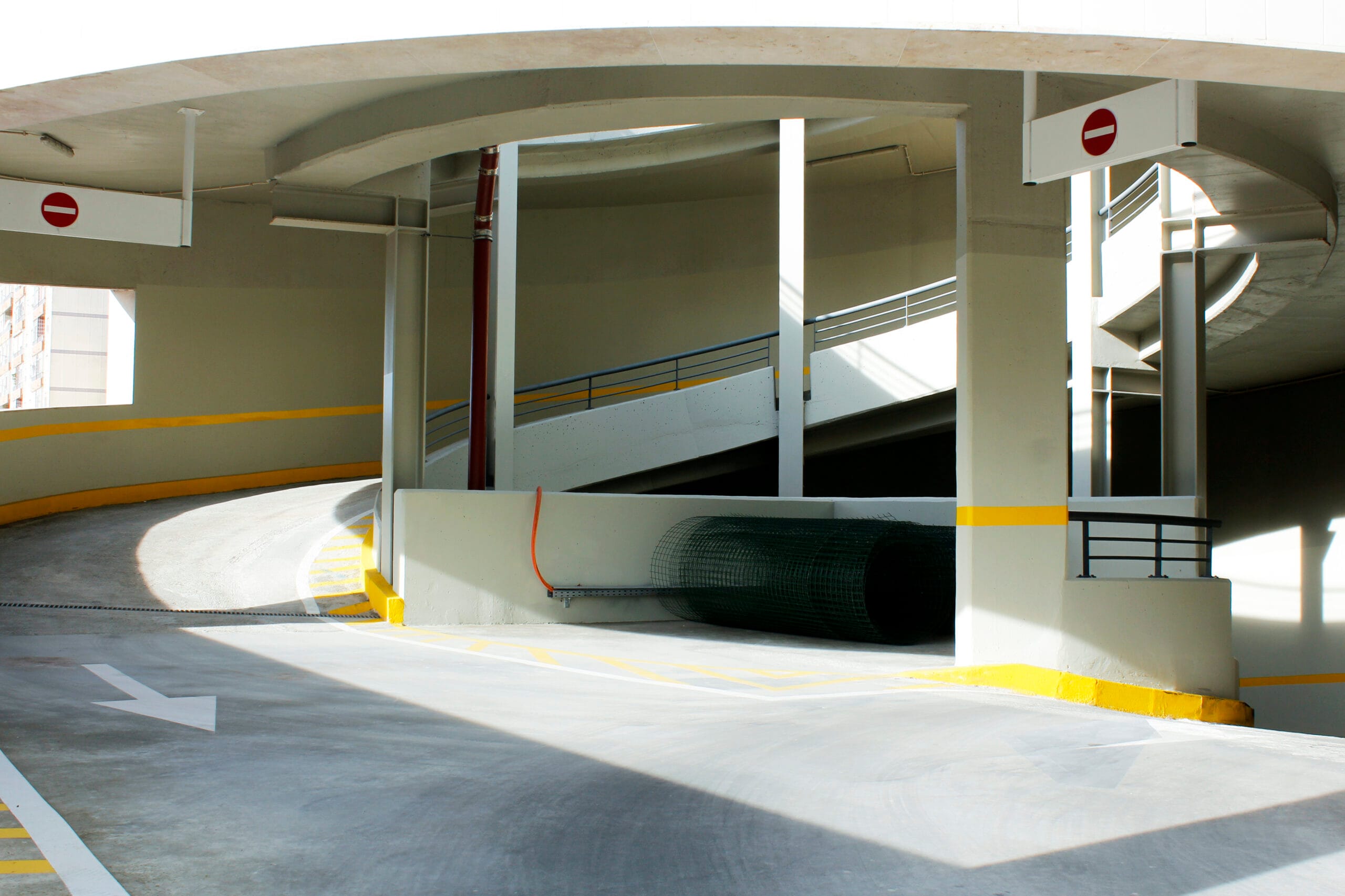 Imagem documental de zona de entrada de parque de estacionamento