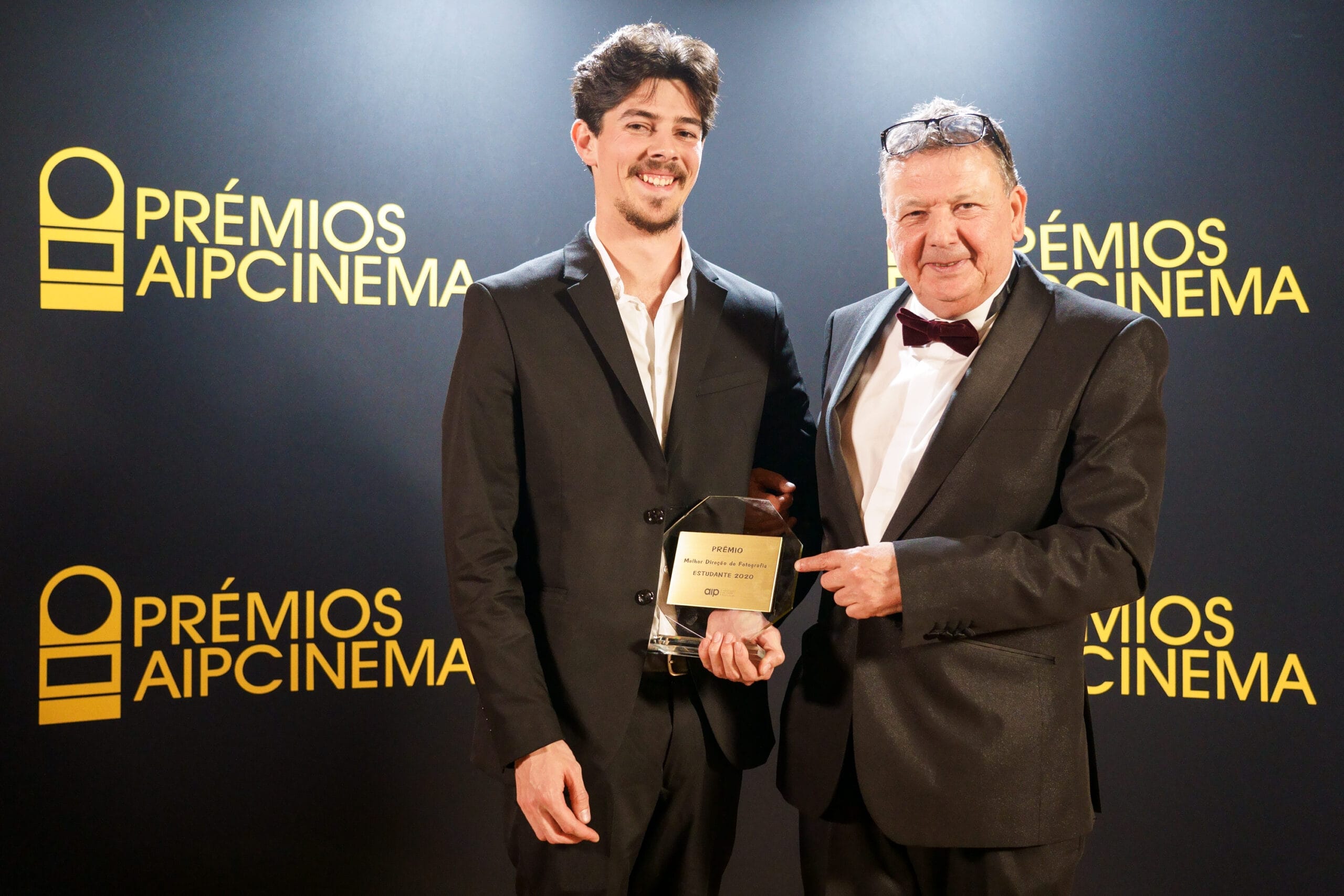 Registo documental de entrega de prémio em gala de cinema
