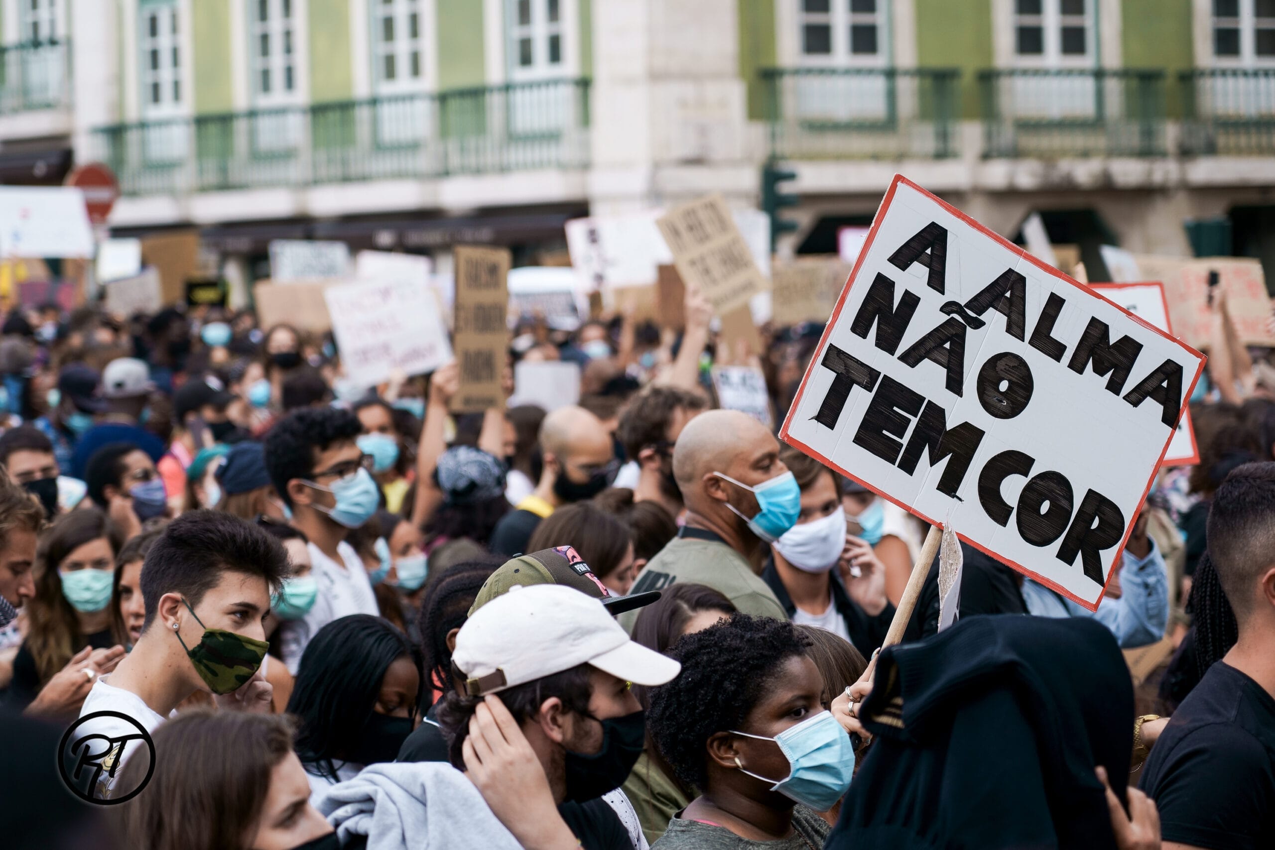 Fotografia de momento espontâneo em protesto de rua