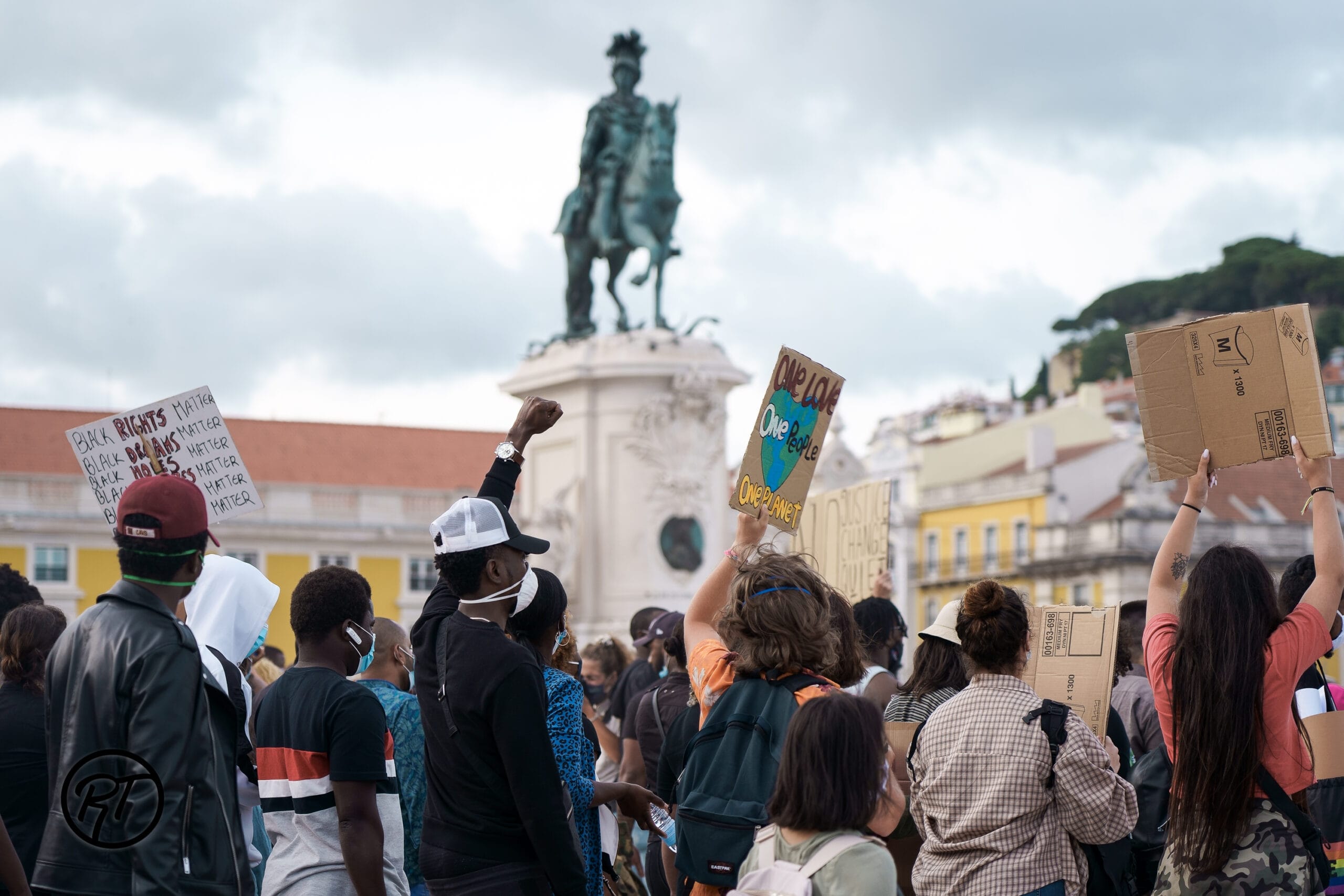 Fotografia documental de manifestação com cartazes e participantes