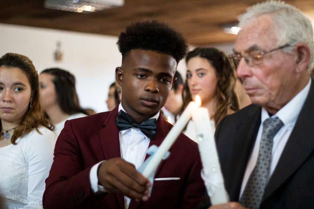 Reportagem de momento simbólico durante celebração religiosa