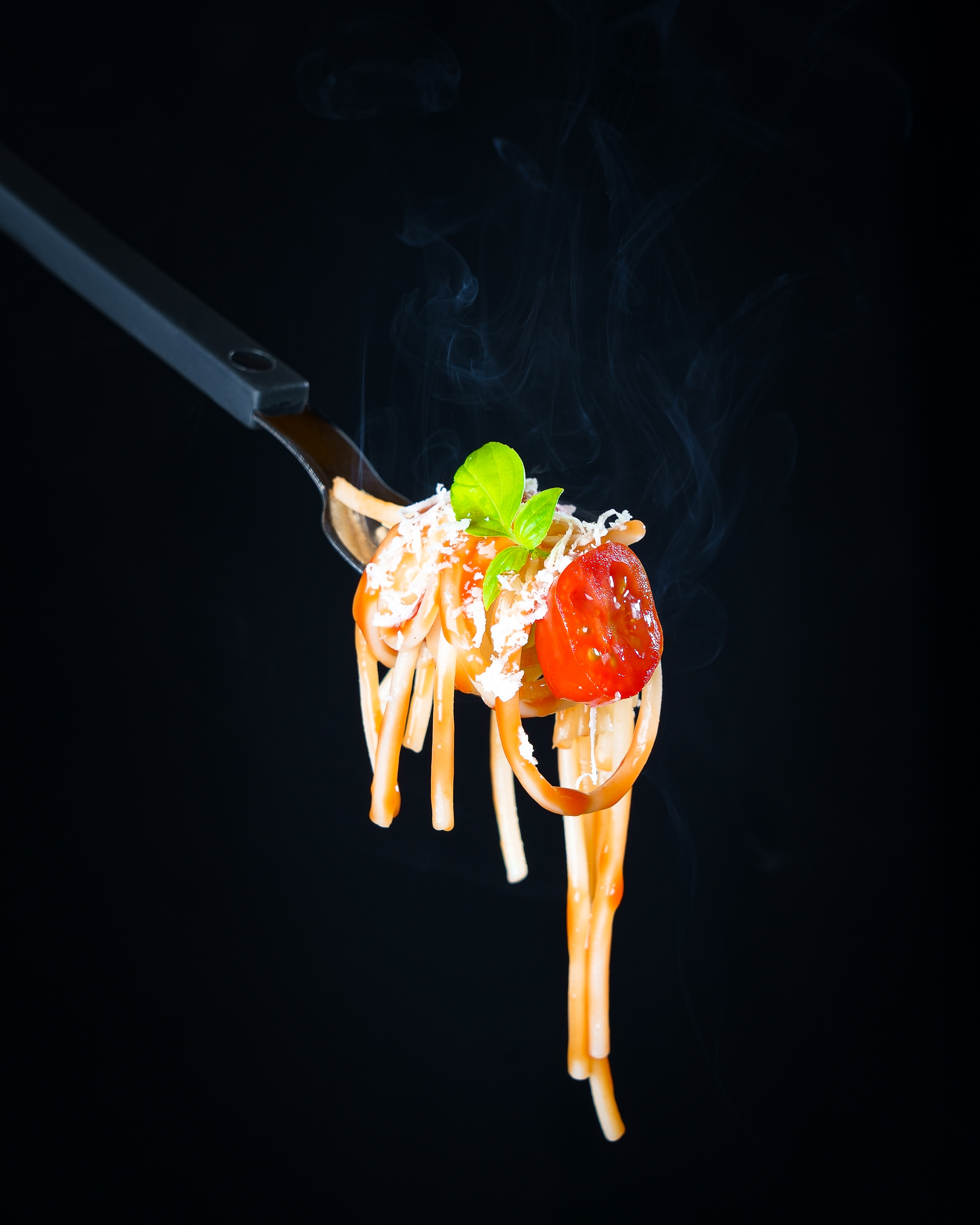 Fotografia de talher com massa tomate e queijo
