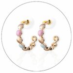 Brincos com cores e detalhes dourados