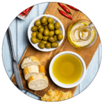 Azeite e azeitonas em composição de fotografia alimentar