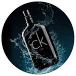 Frasco de perfume em composição criativa com água