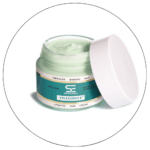 Creme cosmético em embalagem verde sobre fundo branco