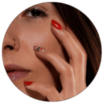 Maquilhagem de olhos e unhas em fotografia de beleza