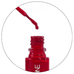 Verniz vermelho com pincel em fundo branco