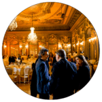 Convidados num evento em espaço interior