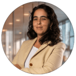 Retrato profissional de mulher em ambiente corporativo