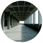 Corredor de edifício moderno com arquitetura contemporânea
