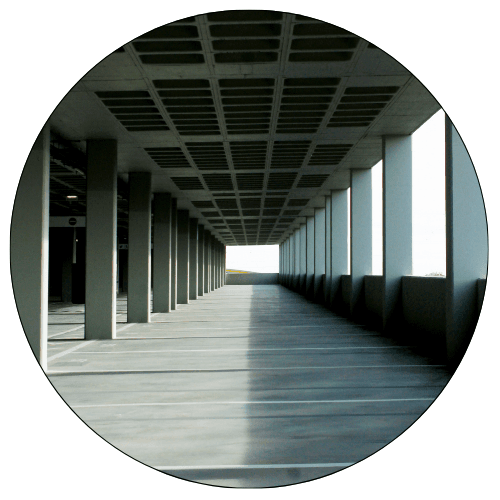 Corredor de edifício moderno com arquitetura contemporânea