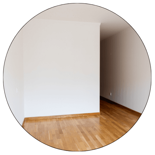 Interior minimalista de apartamento com paredes brancas