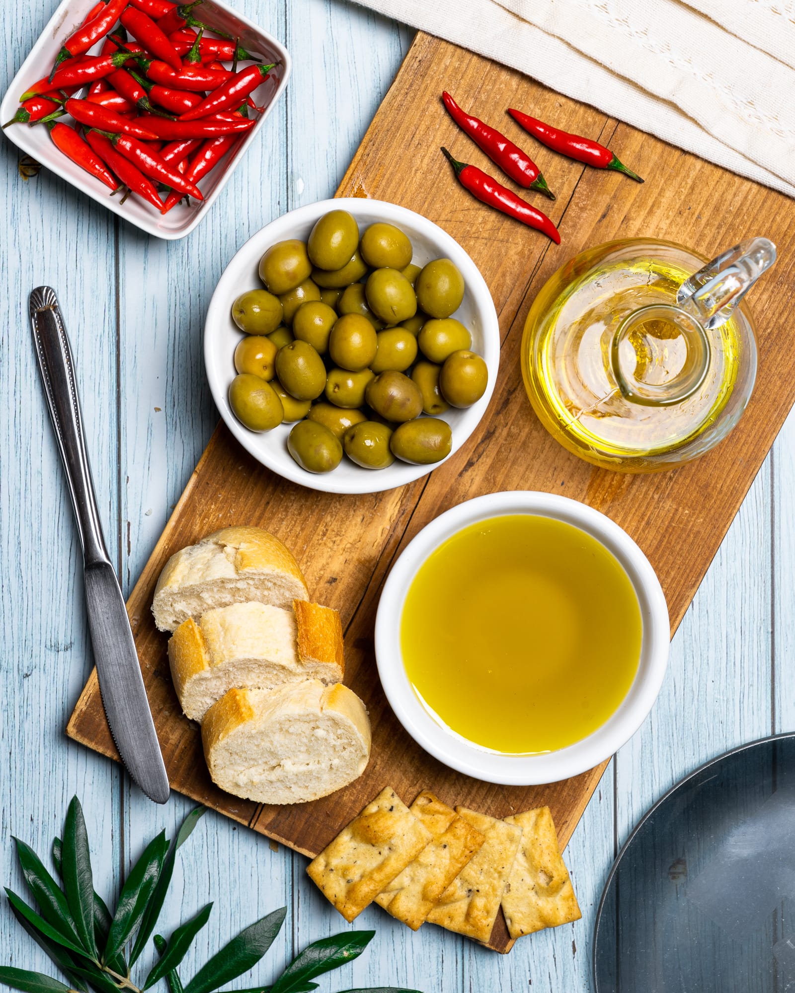 Azeite e azeitonas em composição de produto