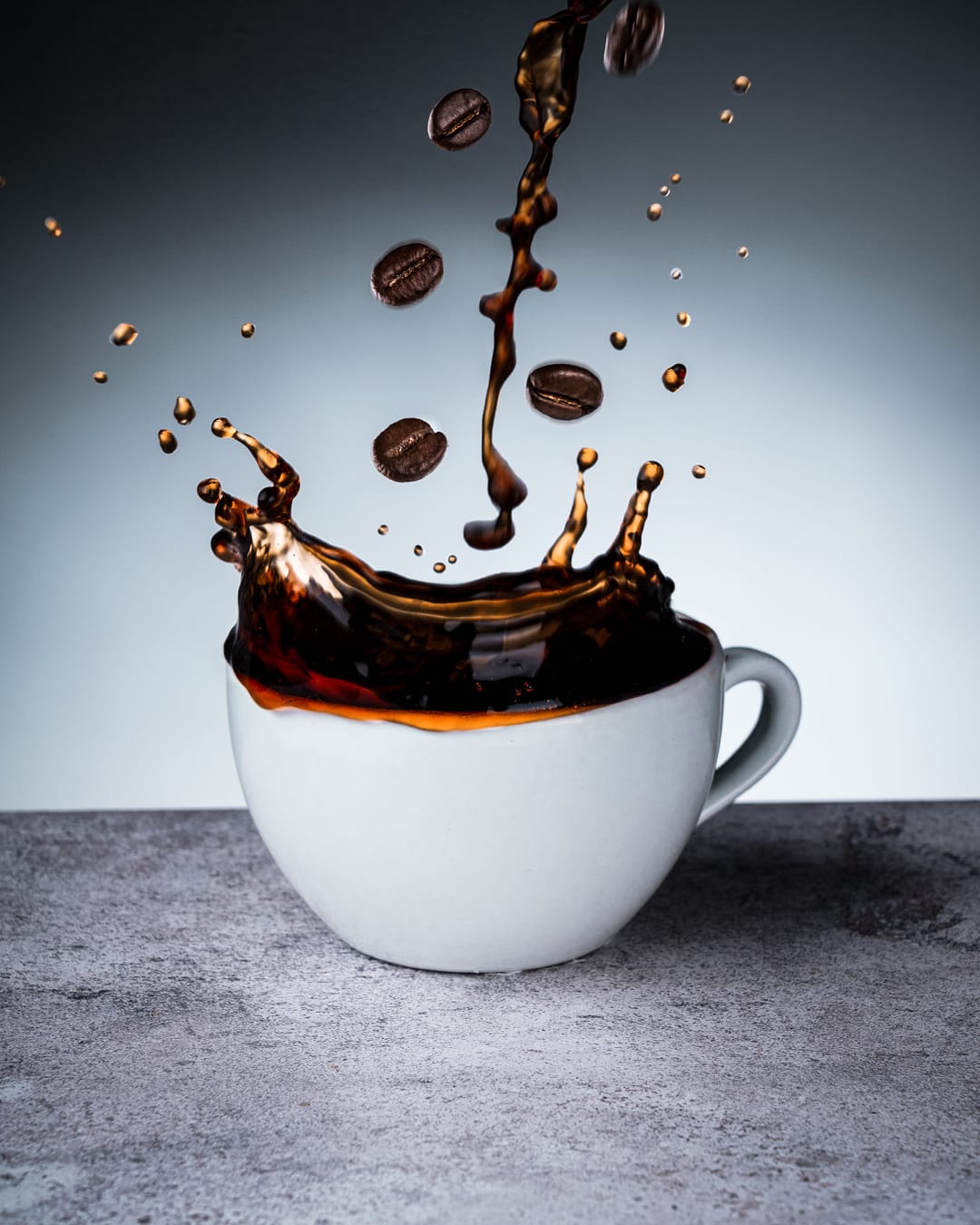 Café com salpicos em composição de fotografia publicitária