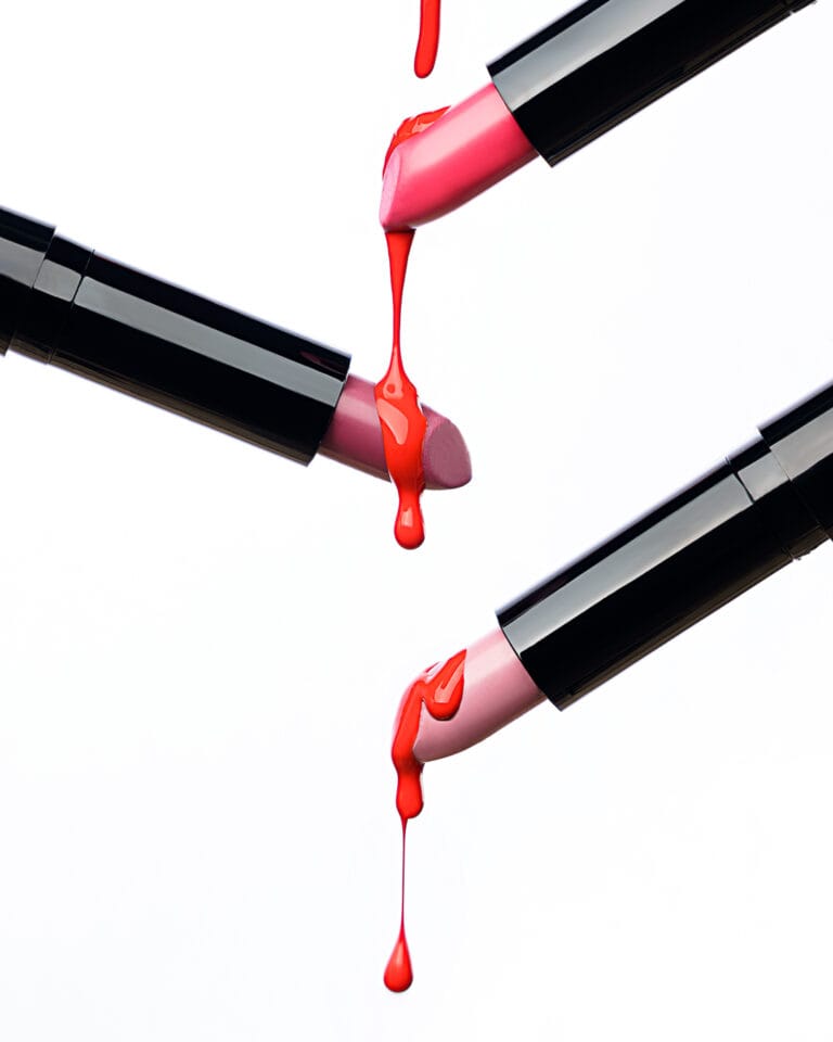 Verniz vermelho em composição criativa