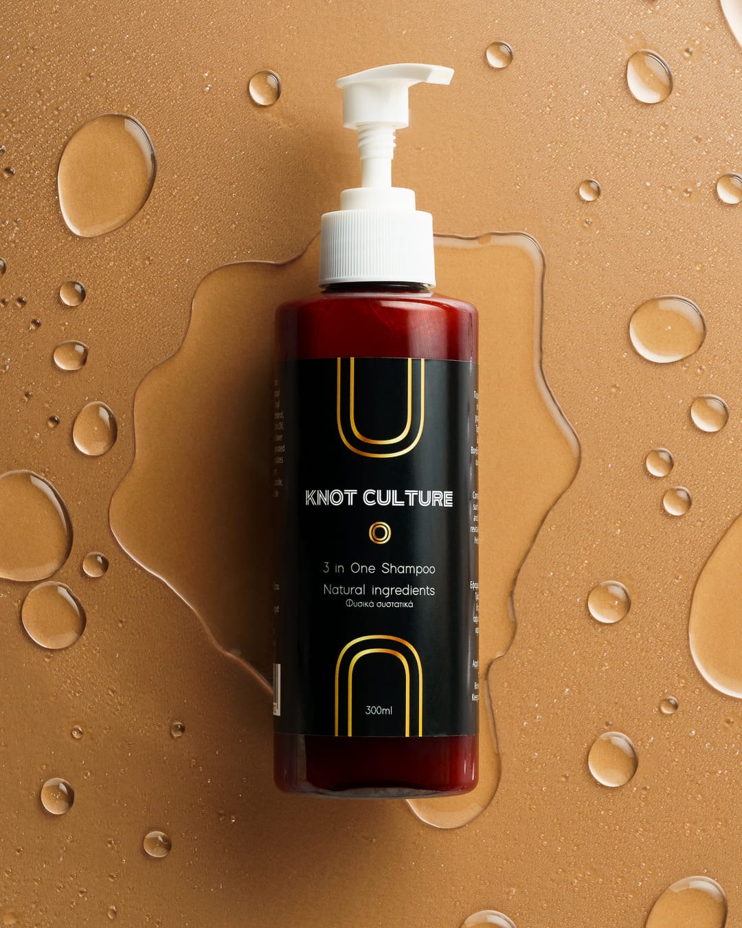 Frasco cosmético em composição criativa com gotas