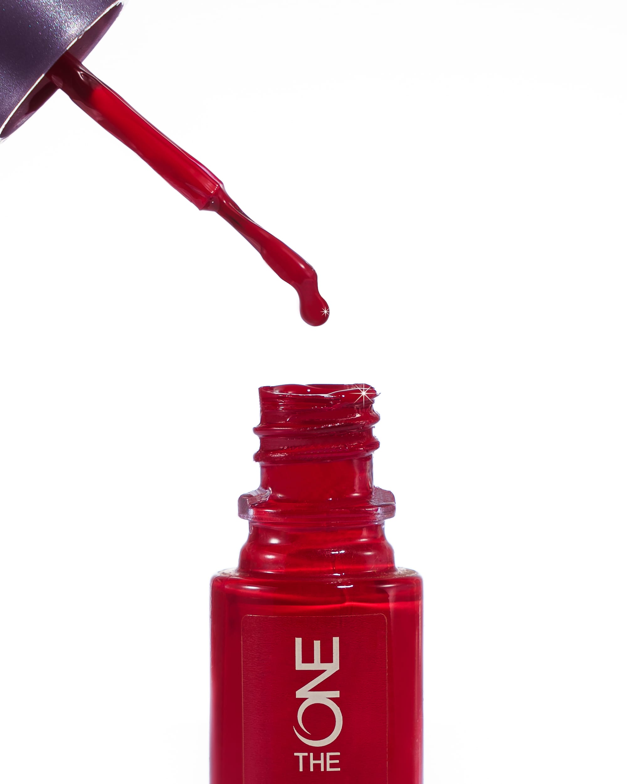 Verniz vermelho com pincel em fotografia de produto