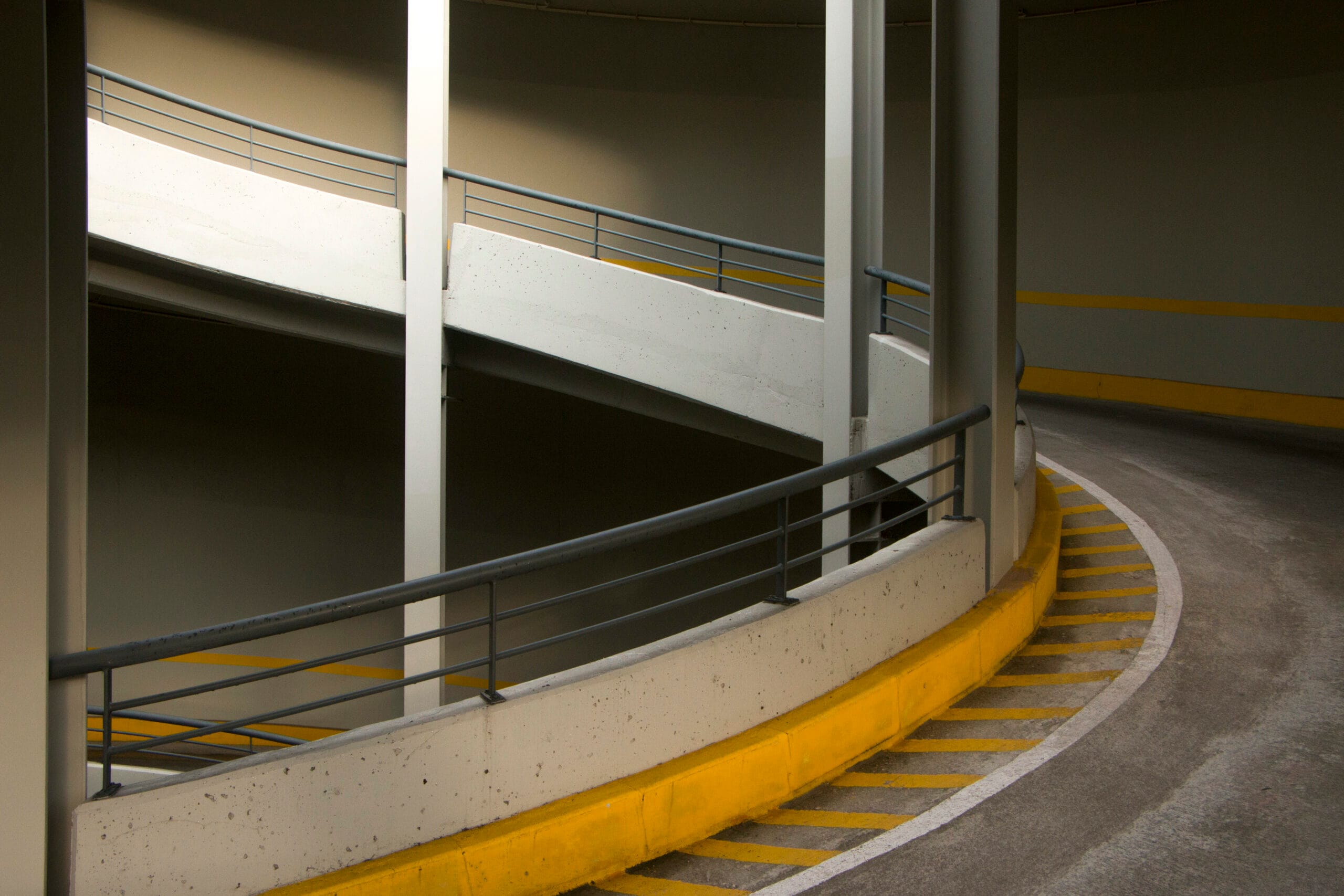 Detalhe de arquitetura moderna com linhas geométricas