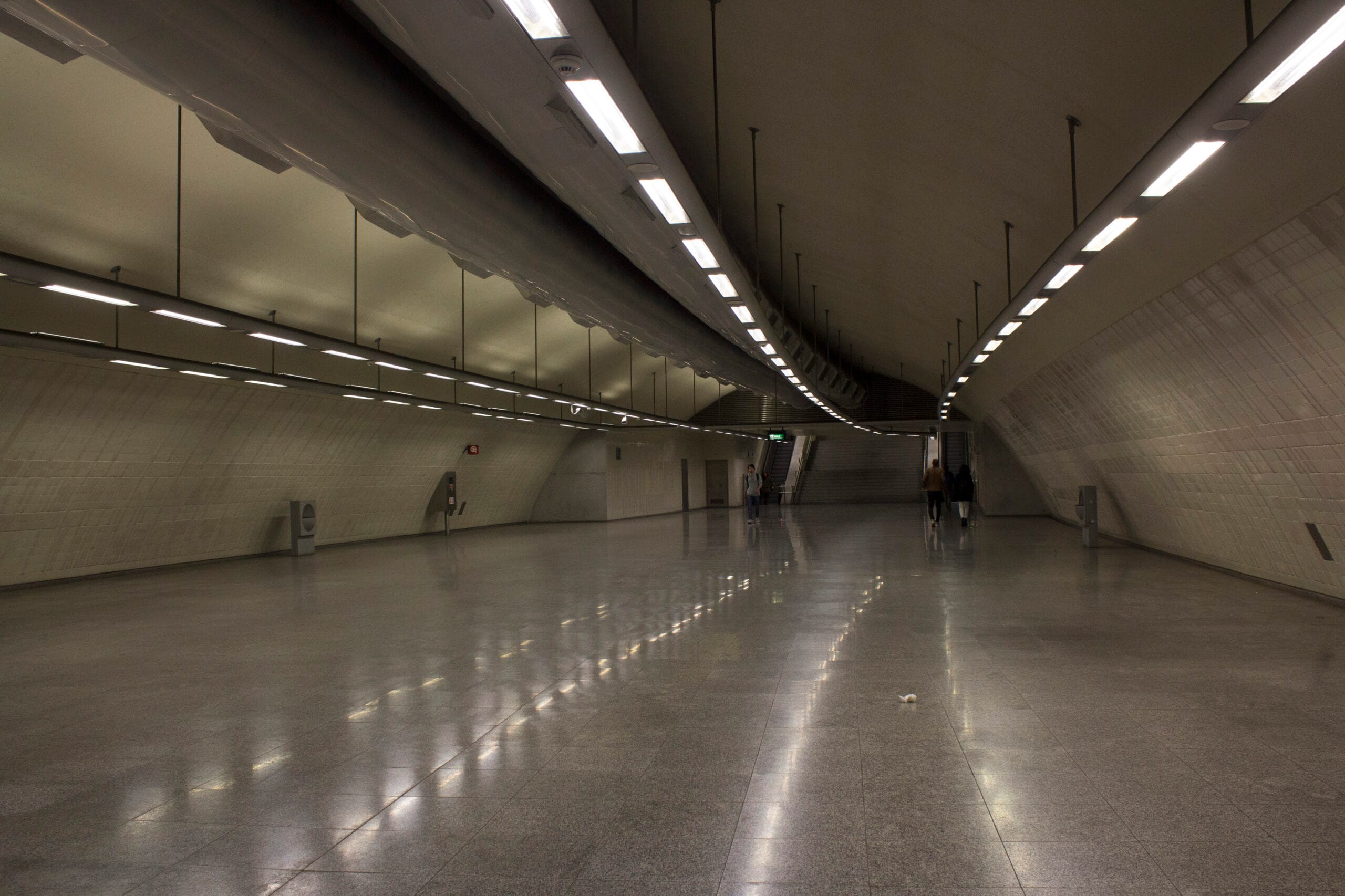 Interior de estação com arquitetura contemporânea